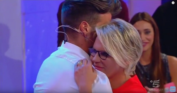 Uomini e Donne: Maria De Filippi balla con Claudio, il tronista gay