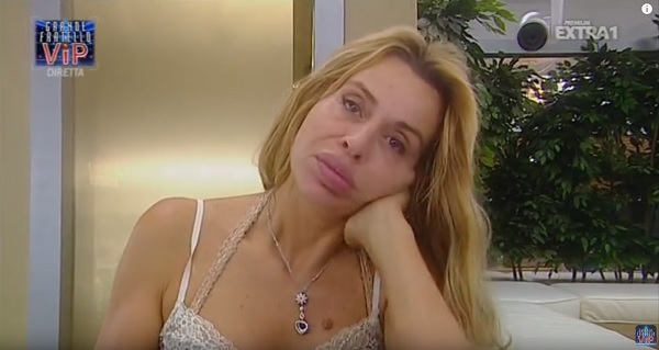 GF Vip: Valeria Marini senza trucco e la sua prima doccia (video)